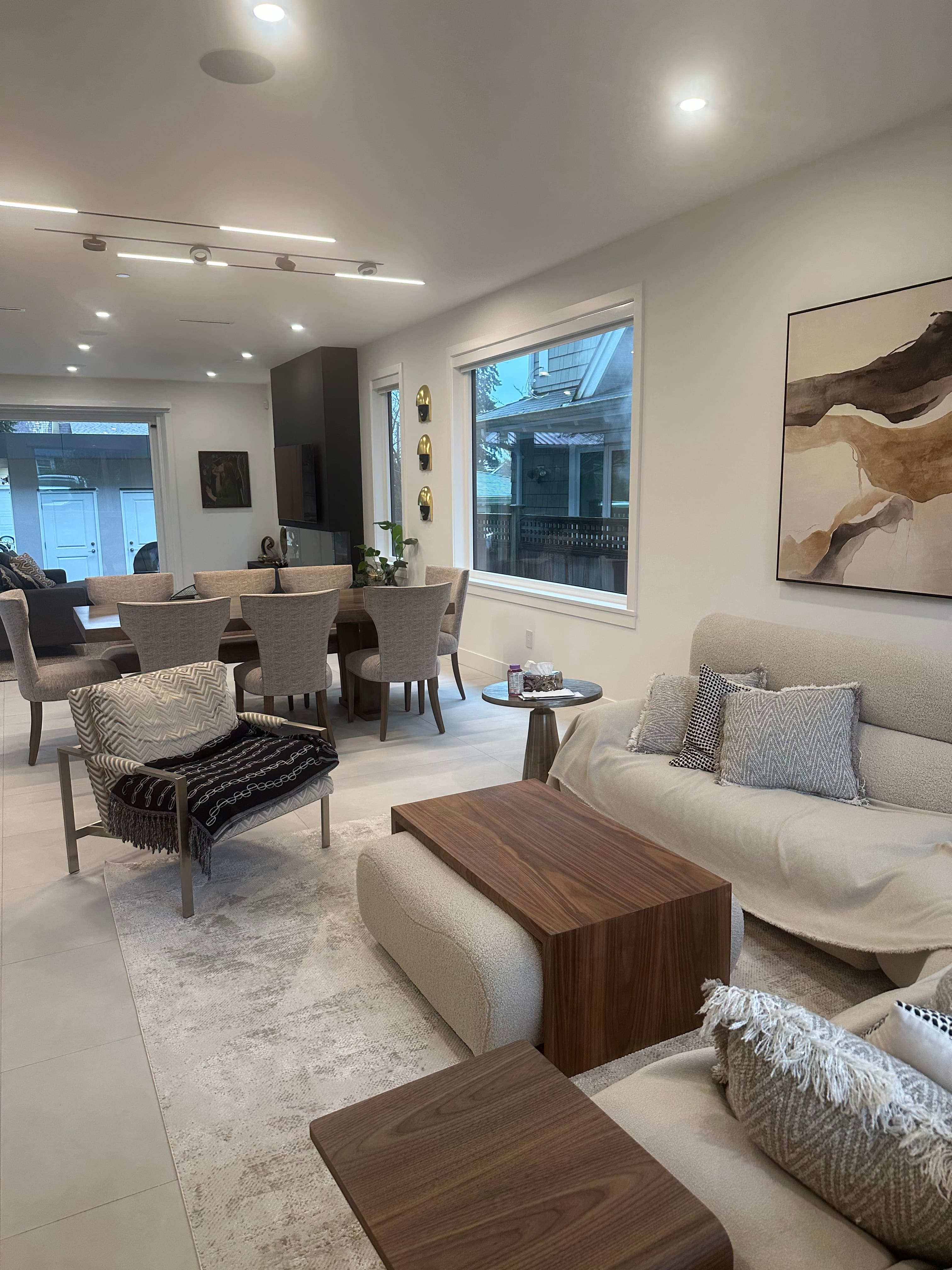 Jefferson House — living and dining area with floor-to-ceiling window