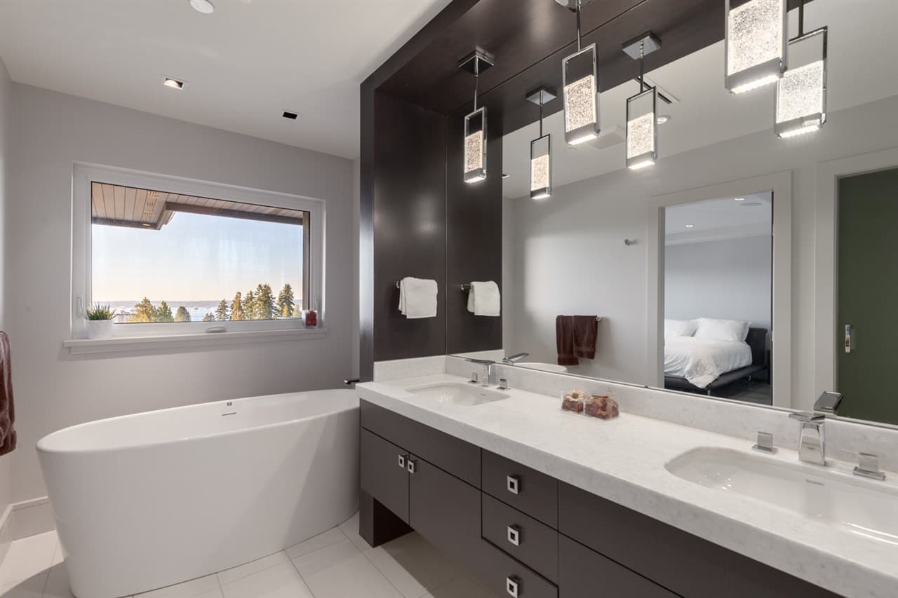 Nelson House — primary ensuite with freestanding tub